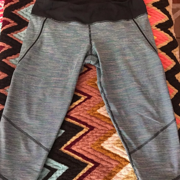 Lululemon Run excel crop wee are from space size 6 - Picture 2 of 3